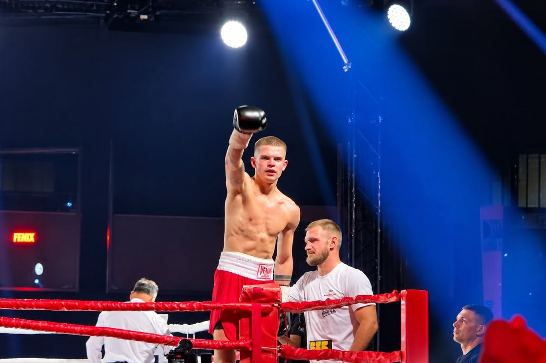 Artur Proksa w geście zwycięstwa