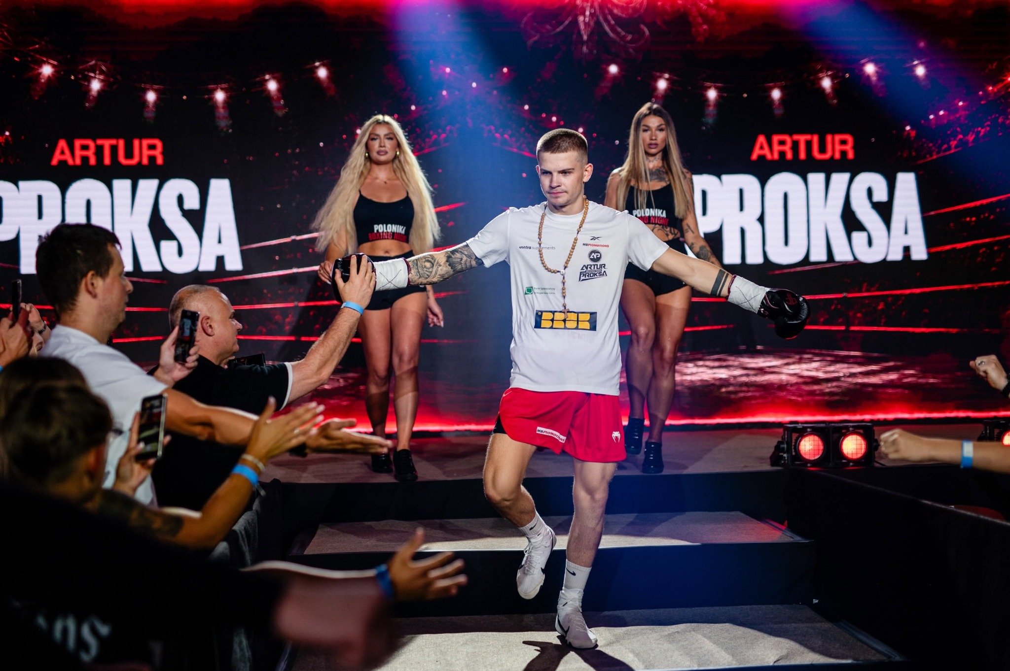 Artur Proksa wchodzący do ringu przed galą Polonika Boxing Night 2